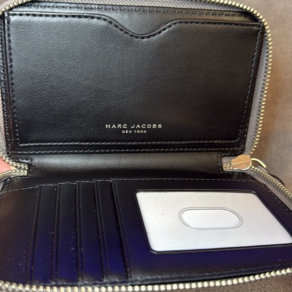 🩶MARC JACOBS🩶Grey Saffiano Leather Zip Around Phone Wristlet/NWT